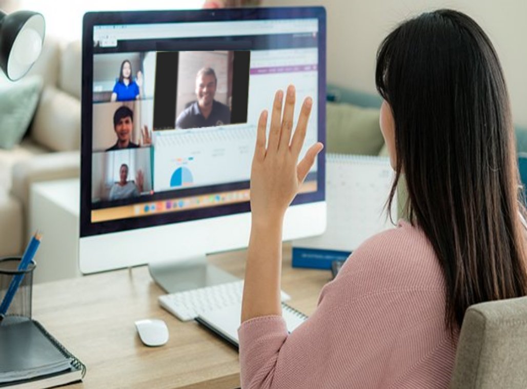 Aluna em aula online ao vivo de inglês da PLS Prime Language School